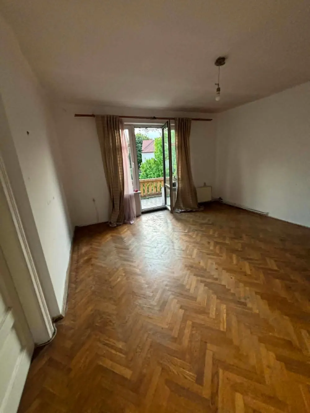 Ten sam salon po opróżnieniu, pusty i gotowy do pokazania kupującym